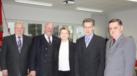 Norbert Kersting (2.v.r.) geht in den Ruhestand - alles Gute wünschen (v.l.n.r.): Vinzenz Heggen, Vorsitzender des Schulausschusses des Kreises Paderborn, Kreisdirektor a.D., Heinz Köhler, Karin Kirchhoff, Dezernentin der Bezirksregierung Detmold und Hans-Josef Schäfers, Leiter des Amtes für Schule des Kreises Paderborn.